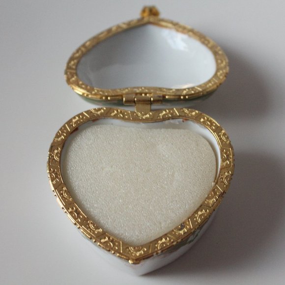 Heart-Shaped Gold & Green Design Porcelain Jewelry Box with  Romantic Scene - Picture 3 of 16